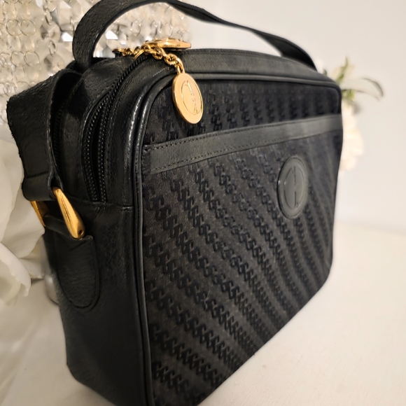 Gucci Black Textured Crossbody Bag with Gold Details - Picture 2 of 12